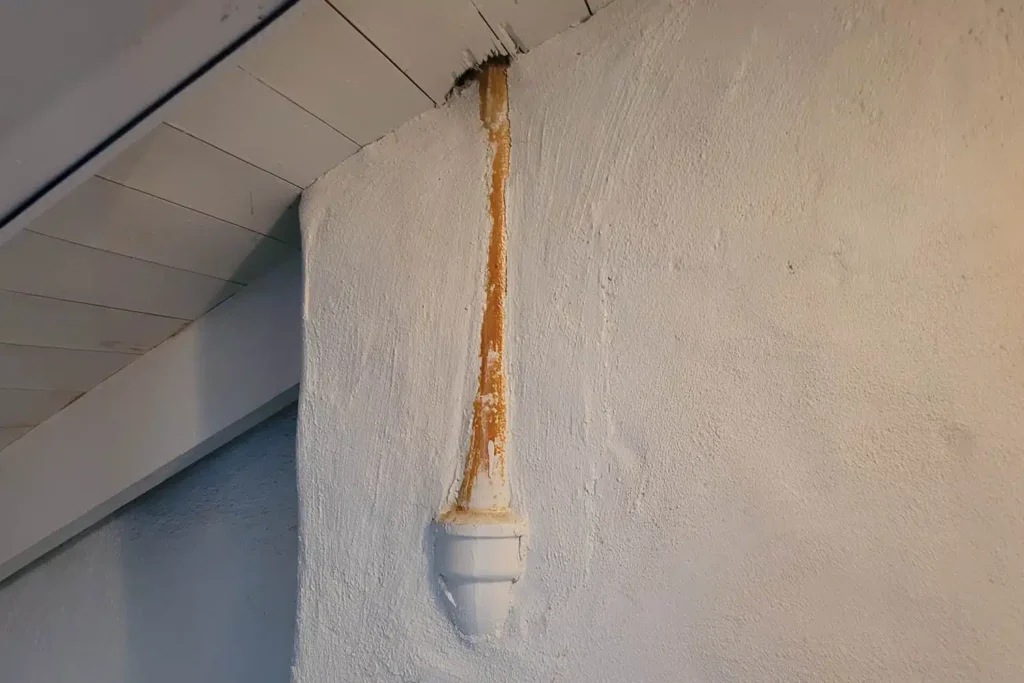 Flere steder var rørene støpt rett inn i vegg og tak. Med rørfornying unngikk borettslaget å rive ut og bytte rørene.