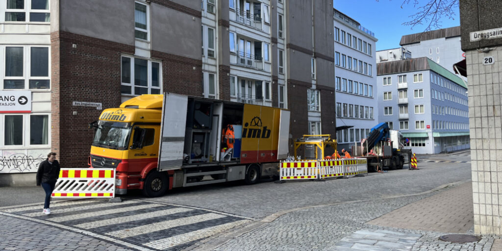 Trafikken kunne stort sett passere fritt forbi mens vi jobbet. Her ved Øvre Dreggsallmenningen, rett ved Mariakirken.