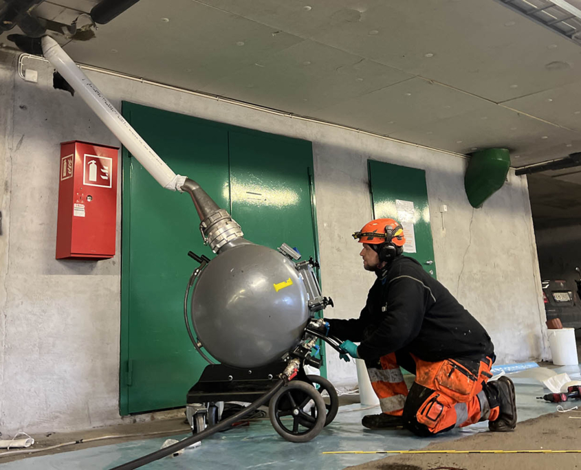 Installasjon av strømpeforing i fallstamme