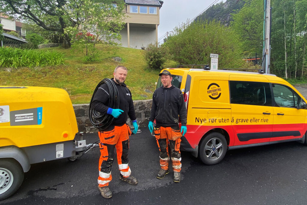 Sørger for å gi boligeiere nye avløpsrør uten å grave eller rive: Olimb Rørfornyings operatører Maris Gerhard og Bjarte Håland forlater den pene eiendommen i Øyjorden i samme stand som den var før de kom og fornyet avløpsrøret i bakken. Det rehabiliterte røret har en forventet levetid på minst 100 år.