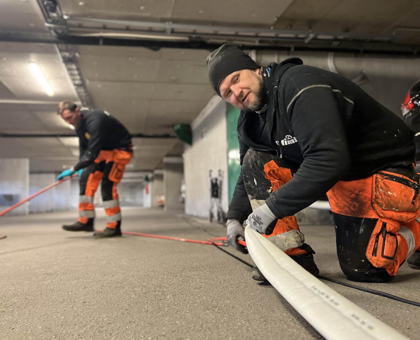 Operatører Maris Gerhards og George Carp klargjør strømpeforing