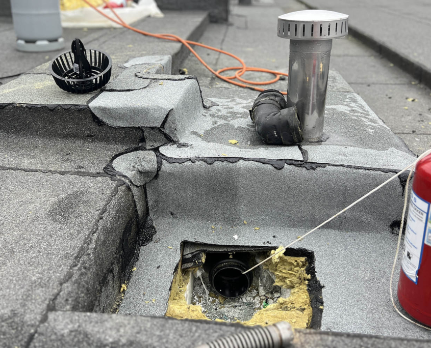 Tilkomstpunkt på tak for installasjon av strømpe i fallstamme