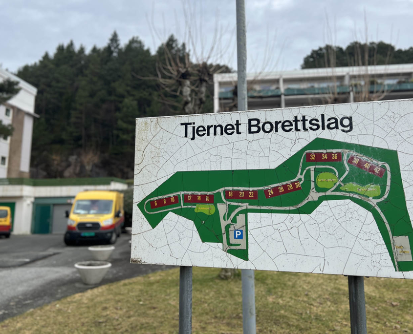 Tjernet Borettslag består av seks terrasseblokker med totalt 273 leiligheter