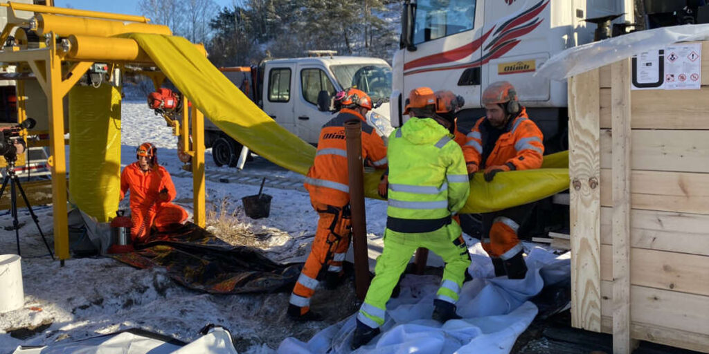 Tunge tak: Impregnerte strømpeforinger av glassfiber er veldig tunge. Til sammen 164 tonn med glassfiberforinger ble brukt i det nesten tre kilometer lange avløpsrøret.
