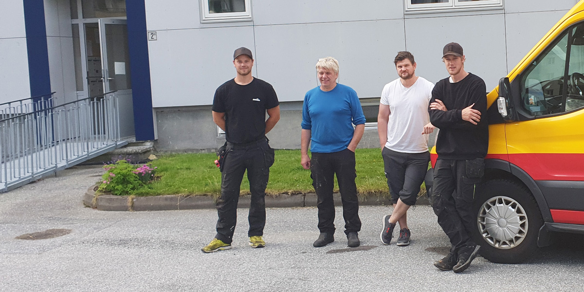 Godt samarbeid rundt rørene i Kvartal XV. Fra venstre: Kenneth Kaas (operatør Olimb), Lars Dalsbø (vaktmester i Kvartal XV), Tor Eirik Hermansen (arbeidsleder Olimb), Kristian Kaas (bas Olimb).