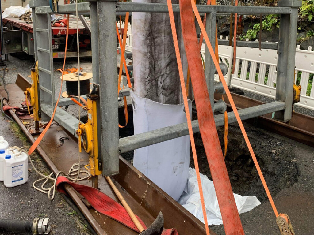 Det måtte graves og løftes ut en kjegle for å få plass til strømpeforingen til vanninstallasjonen.