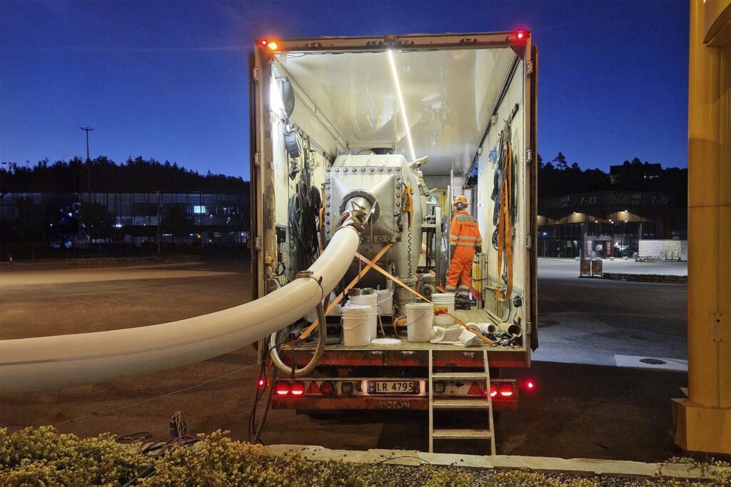 Fornyet hovedledning under trafikkert fylkesvei