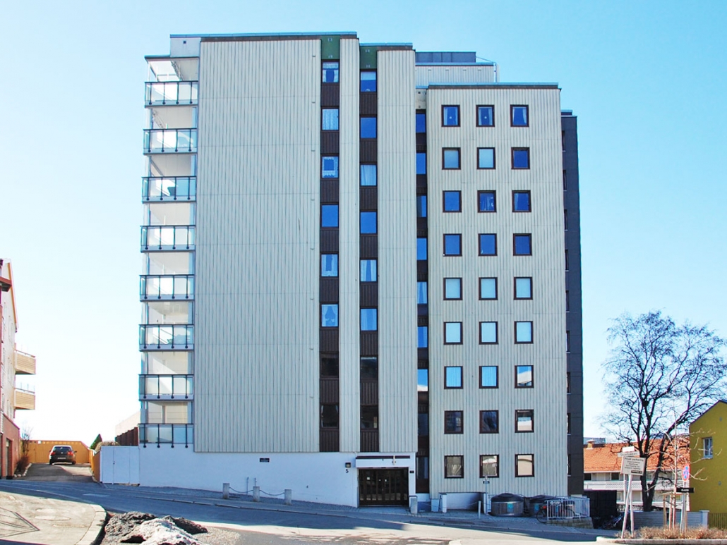 Høyblokka i Svaebakken» var det høyeste bolighuset i Moss inntil for noen få år siden. Alle de 54 leilighetene har nå rehabiliterte avløpsrør helt ut til den kommunale hovedledningen. Foto: Olimb