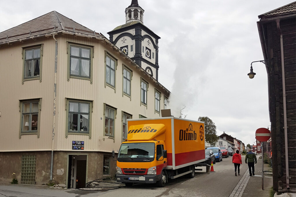 Olimb Rørfornying avdeling Trondheim rehabiliterer et gammelt avløpsrør for en boligeier i Kjerkgata i Røros uten noen form for inngrep i grunn eller bygning.