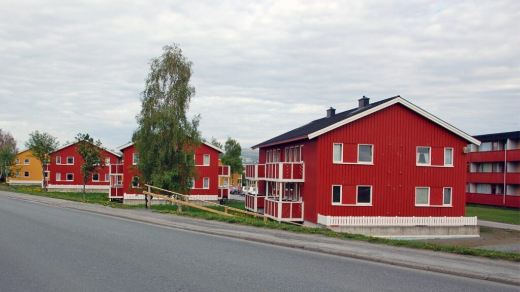 Avløpsrørene i Nardosletta borettslag var så dårlige at planlagte tiltak måtte fremskyndes. Borettslaget kastet seg ut i et omfattende rehabiliteringsprosjekt som, i tillegg til rørfornying av både innvendige og utvendige avløpsrør, inkluderte både drenering, isolring av grunnmur, legging av nye overvannsledninger og anlegging av nye gangveier.