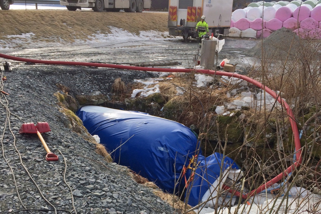 Rørfornying skjer inni stikkrennen mens trafikken går som normalt på veien over.