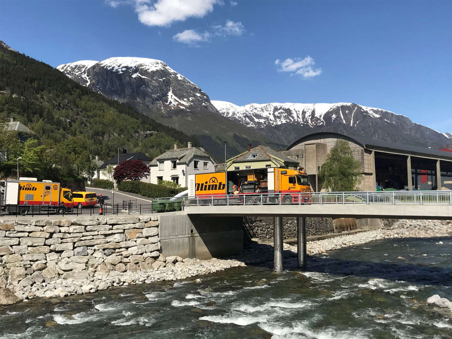 I 2014 ble Odda hardt rammet av Flom. I dag er elva Opo sikret for å tåle en 200-års flom, og Olimb Rørfornying fikk oppdraget med å ruste opp avløps- og overvannsledningene rundt elva. Dette ble gjort via kummer i 7 installasjoner, uten inngrep i den nye promenaden som er anlagt. Foto: Håvard Holmen, Olimb Rørfornying AS
