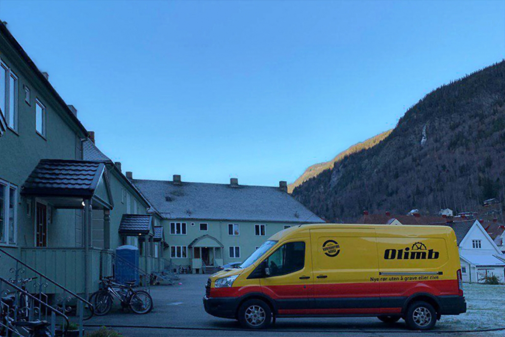 Rjukan er oppført på UNESCOs verdensarvliste. Svært mange bygninger i området har stor verneverdi, og skal bevares i sin opprinnelige stand så langt det er mulig. For Søndre Ingolfsland Borettslag ble rørfornying løsningen da de trengte å rehabilitere de gamle bunnledningene i alle syv blokkene i borettslaget.