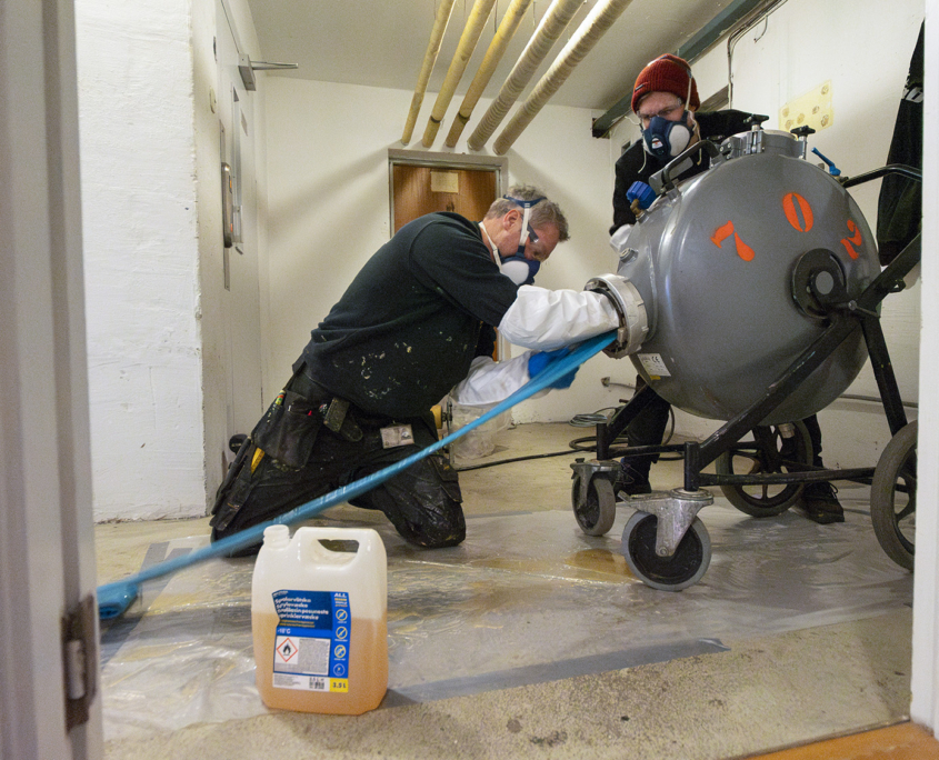 Innføring av strømpeforing på trykktank