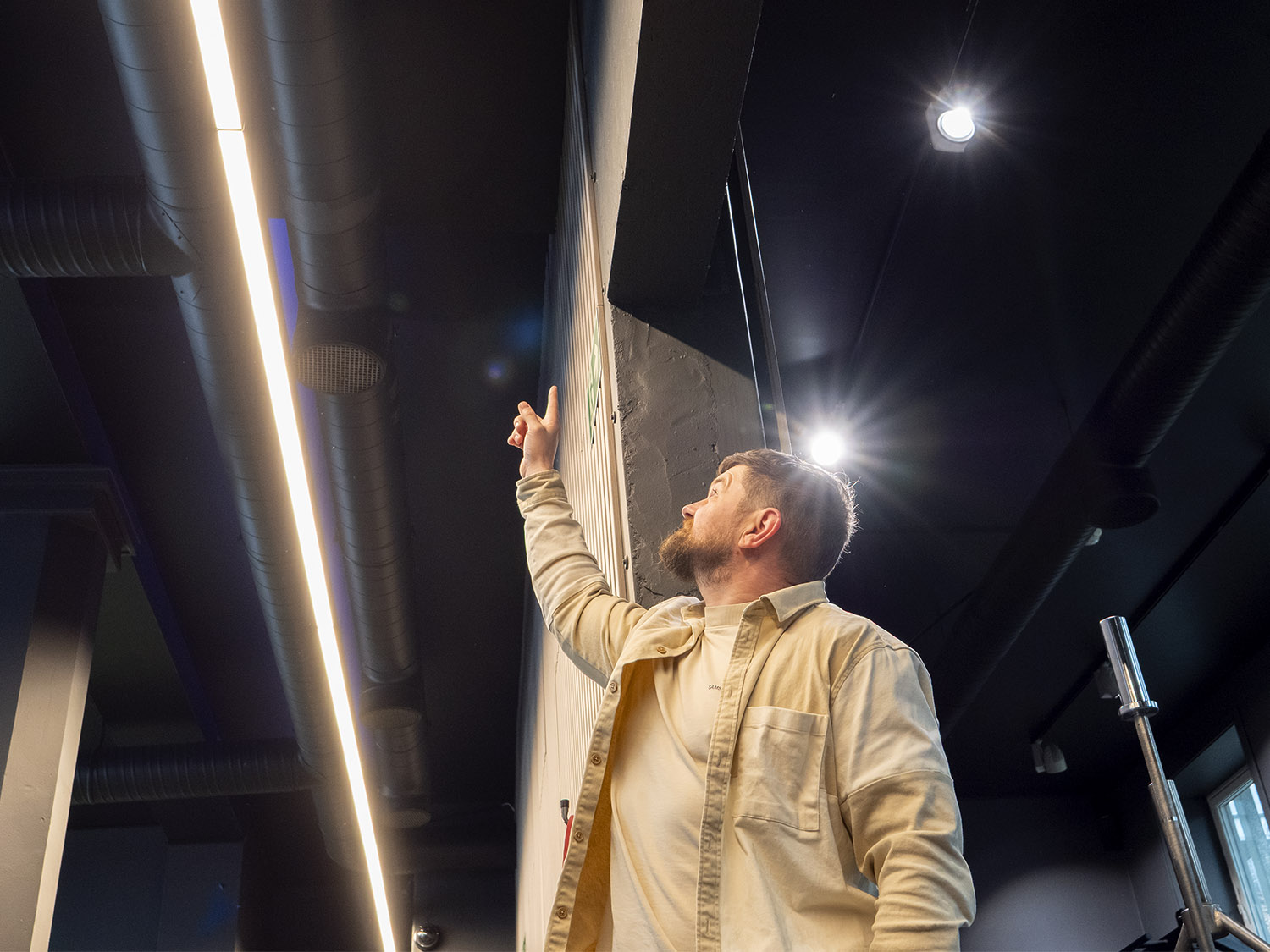 Tor Eirik viser hvor rørstammene var støpt inn i skillevegger og tak